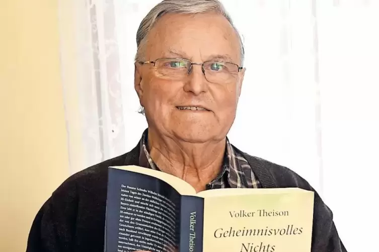 Pfarrer Volker Theison hat die Geschichte eines ehemaligen Gemeindemitglieds in einen Roman gepackt.
