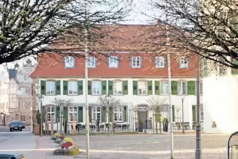 Pächter Christian Gutland gehört das Schlosshotel noch nicht mal, aber er checkt schon mal den Verkaufsmarkt ab.