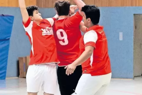 Holte sich in umkämpften Spielen den Turniersieg: die Spielgemeinschaft aus Käthe-Kollwitz-Schule und St. Rafael (weiße Hosen).