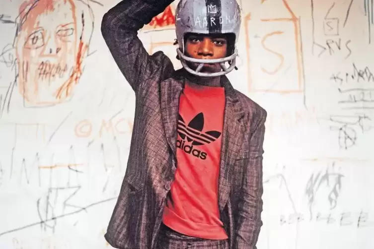 K&uuml;nstler mit Footballhelm, Foto von Edo Bertoglio aus dem Jahr 1981.