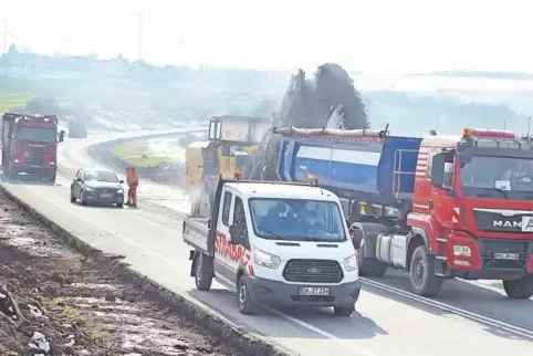 Auf der A 62 bei Weselberg (im Hintergrund zu sehen) wird derzeit der Asphalt abgefräst.
