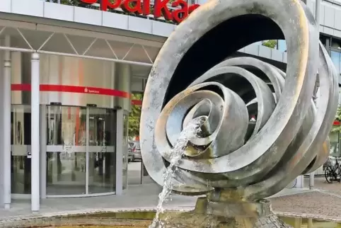 Die Geschäfte der Sparkasse laufen noch gut, obwohl sie zumindest in Teilen schon besser liefen.