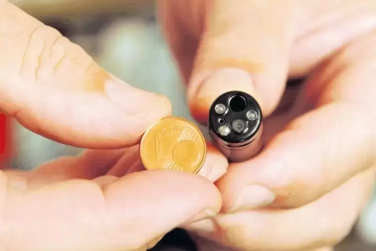 Der Durchmesser des Koloskops, das Untersuchungsinstrument bei der Darmspiegelung, ist etwas kleiner als der einer Ein-Cent-Münz