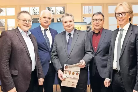 Kandidat Andreas Poignée (Mitte) mit der Bürgermeisterriege (von links): Otto Reiland, Peter Christ, Paul Poje und Stefan Veth.