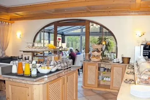 Beim Frühstücksbuffet im Hotel Felsengarten kann man im Wintergarten sitzen.
