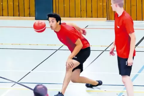 Maic Volnhals (beim Schlag) und Dominik Mangold (rechts) wollen in Contwig mit ihrer Mannschaft, dem TV Rieschweiler I, die Team