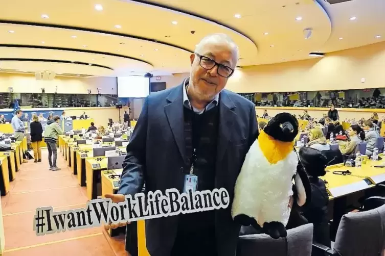 Schnappte sich den Pinguin und ließ sich damit ablichten: Europaabgeordneter Michael Detjen.
