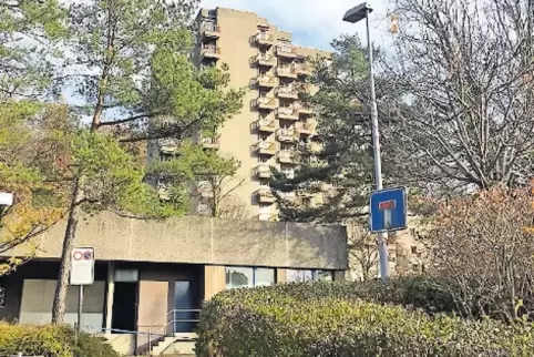 Das ehemalige Hotel „Dolder Waldhaus“ in Zürich nutzen Menschen zur Zwischenmiete. Frühestens Ende 2019 wird es abgerissen.