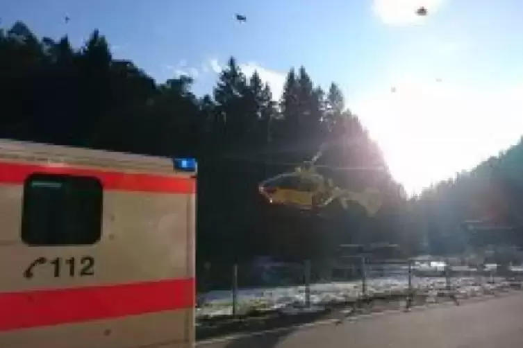 Ein Rettungshubschrauber brachte den verletzten Waldarbeiter ins Krankenhaus. Foto: Feuerwehr Lambrecht