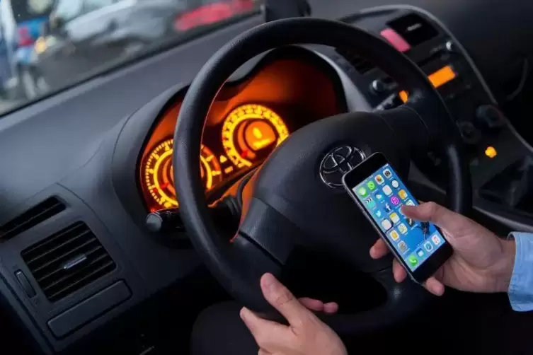Wer beim Autofahren mit dem Handy hantiert, riskiert Unfälle – und Bußgeld.  Foto: dpa 
