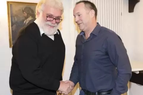 Jürgen Vogelgesang löst Günter Albrecht (links) an der Spitze des Bauern- und Winzerverbands Kaiserslautern ab.  Foto: View