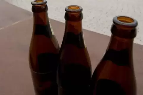 Zwölf leere Bierflaschen waren im Fahrerhaus des LKW zu finden.  Archivfoto: Bolte