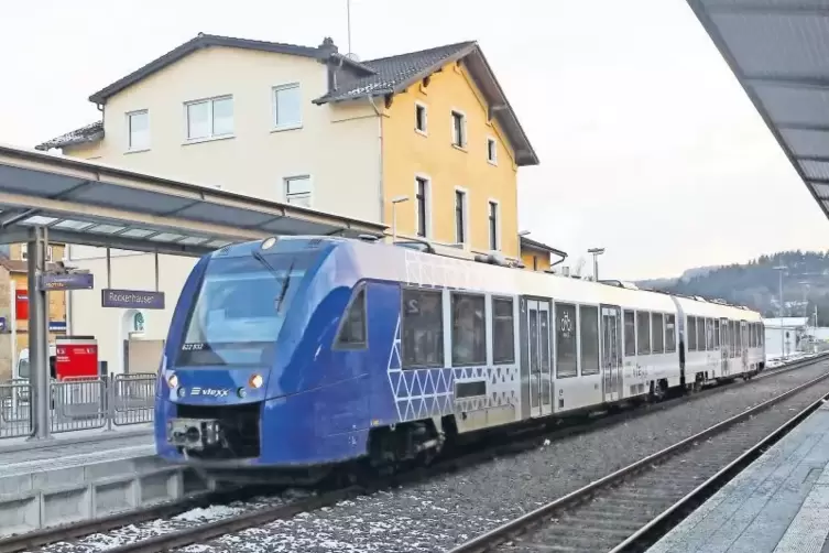 Der im Dezember 2016 eingeführte Regional-Express von Kaiserslautern über die Alsenzbahn nach Koblenz fährt auf einer Strecke, d