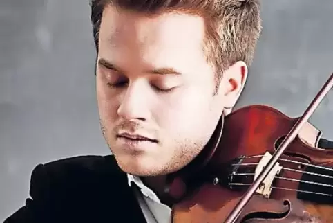 An der Geige ist Tobias Feldmann zu hören.