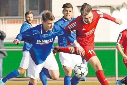 Vollbeschäftigung: Für Winnweilers Innenverteidiger Elias Hühn (rechts) gab es zuletzt bei der 1:6-Niederlage gegen den TuS Hohe