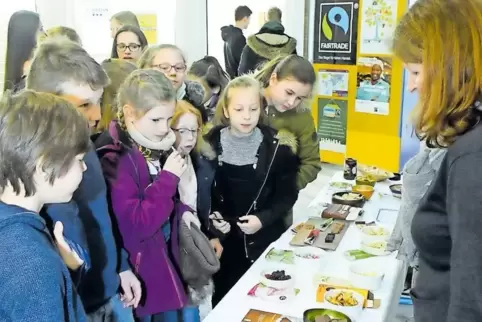 An einem Stand konnten sich die Schüler auch über Fairtrade-Produkte informieren.