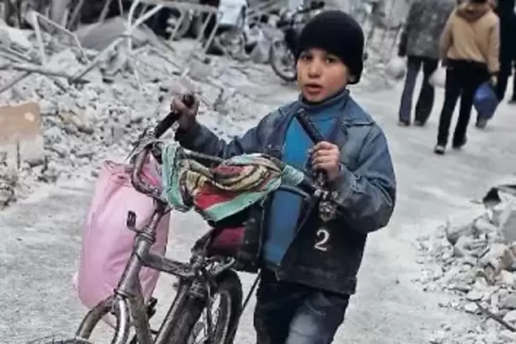 In Ghouta kämpfen Dschihadisten, aber es leben dort auch Hunderttausende Zivilisten wie dieser Junge. Die Aufnahme wurde am Donn