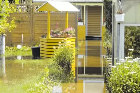 Gift für Gemüse, Rasen, Blumen und Bäume: etwa knöchelhohes Wasser im Sommer 2016 in einer Parzelle des Kleingartenreviers Kugel