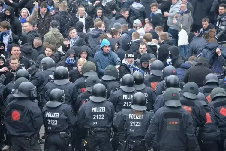 Polizeieinsätze bei Fußballspielen , wie hier bei einem Risikospiel zwischen Hamburg und Bremen - wer bezahlt das künftig?  Foto