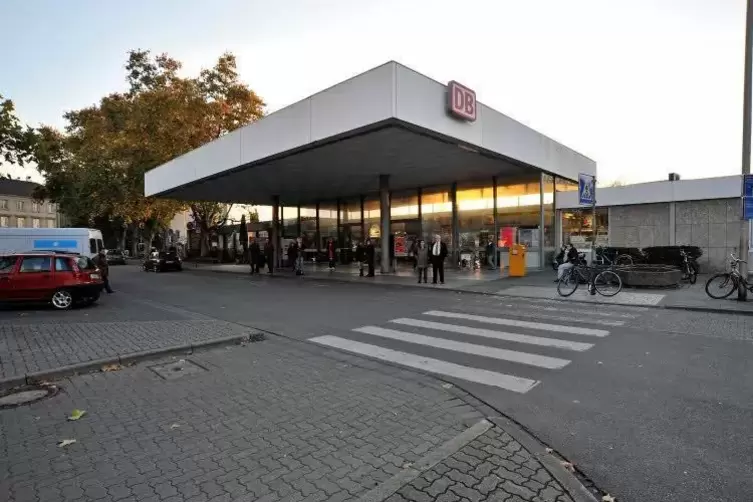 Ein am Bahnhof in Frankenthal geparktes Auto hatte den Zorn des Mannes geweckt.  Foto: Bolte