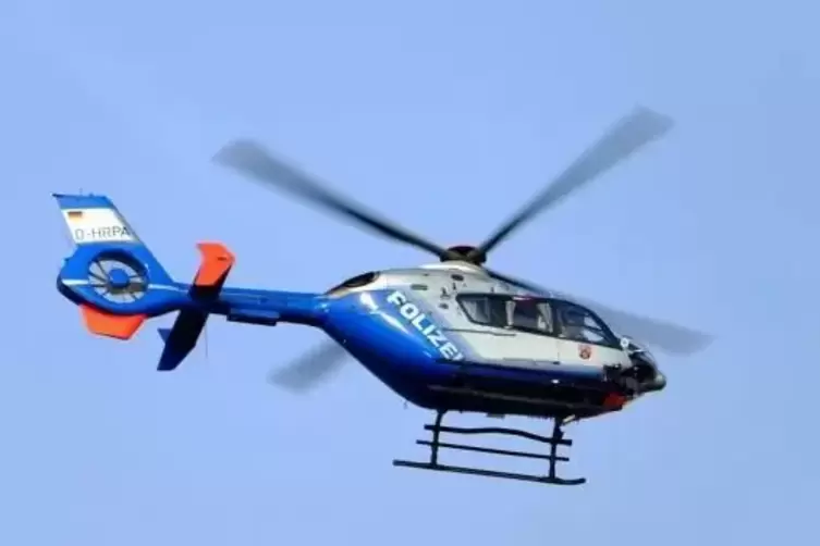 Zur Suche der vermissten Eisenberger Seniorin hatte die Polizei auch einen Hubschrauber eingesetzt.  SymbolFoto: DPA 