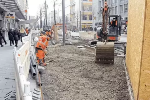 Die Pflasterarbeiten auf den Mannheimer Planken werden schrittweise in Angriff genommen.