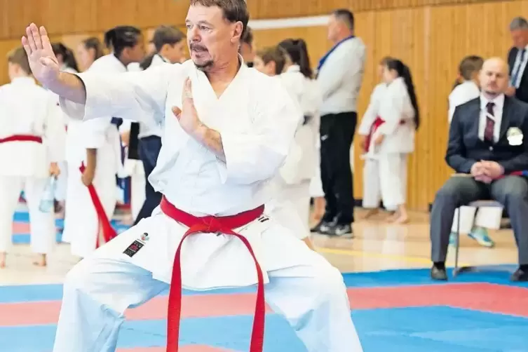 Blendet aus, dass er grippegeschwächt ist, konzentriert sich und holt Gold: Hans Bardua vom Karateverein Budokan gewinnt in der 