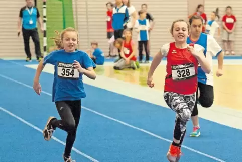 Wurde Zweite im Sprint über 50 Meter der W11: Sophie Kaißling (Mitte) vom SV Otterberg, hier im Vorlauf mit Julia Leppert vom Tu