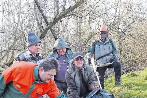 Nicht Fischen, sondern Unrat waren die Angler an der Wieslauter auf der Spur.