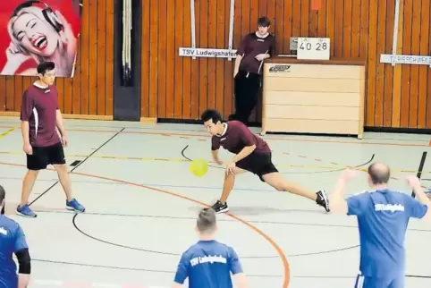 Der TV Rieschweiler I (in dunkelrot, am Ball Schlagmann Maic Volnhals, von links Niklas Resch, Alexander Volnhals und Dominik Ma