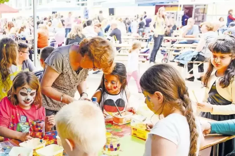 Kinder aus aller Welt besuchen die Ludwigshafener Erich-Kästner-Schule. Beim Stadtteilfest wird der Schulhof zur Festmeile.