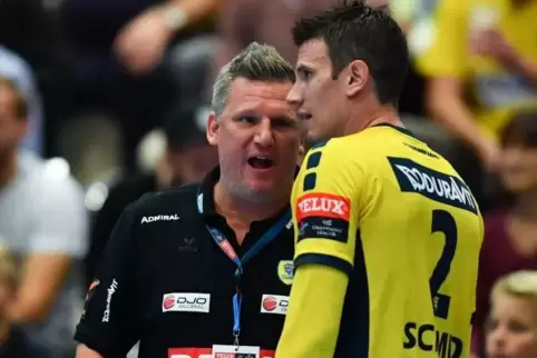 Löwen-Trainer Nikolaj Jacobsen spricht mit Andy Schmid. Foto: dpa 