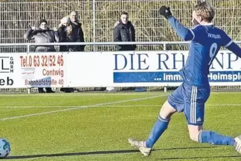 Die Wende: Dennis Krob überwindet LSC-Keeper Maximilian Mohr zum 2:1. Rechts schaut Ali Aydin zu.