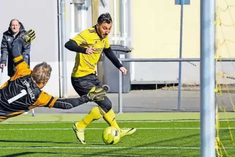Schließlich landet der Ball am Außennetz: Adem Candir (gelbes Trikot) vom SV Morlautern II ist durch, verzieht aber knapp. Torhü