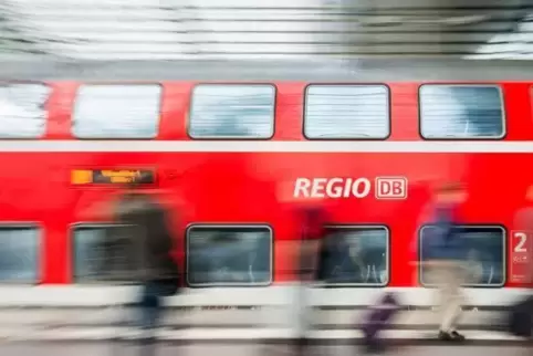Eine durch Lambsheim fahrende Regionalbahn ist von Unbekannten mit Wurfgeschossen beschädigt worden. Foto: DPA 