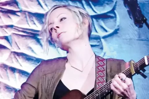 Sie hat eine Gitarre der US-Firma Martin: Christina Martin.