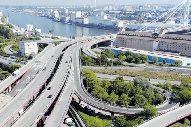 Verkehrsader Hochstraße Nord: Sie führt auf die Kurt-Schumacher-Brücke nach Mannheim. Verkehrsader Hochstraße Nord: Sie führt auf die Kurt-Schumacher-Brücke nach Mannheim.