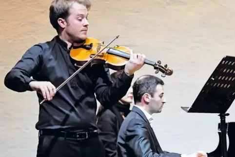 Spielt eine neapolitanische Geige aus dem 18. Jahrhundert: Tobias Feldmann. Am Klavier sitzt sein musikalischer Partner Boris Ku