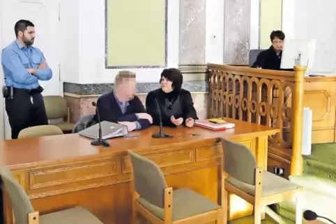 Der Angeklagte mit seiner Anwätlin Heike Trauthwein.