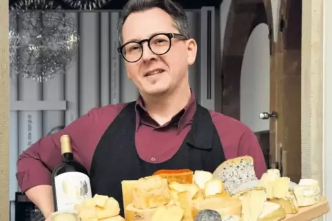 Zur großen Käseauswahl reicht Gilles Duflot, der neue Sommelier im „L.A. Jordan“, den passenden Wein.
