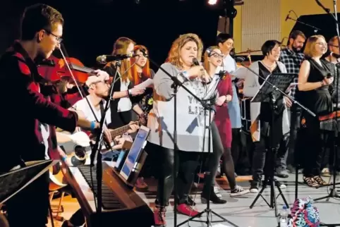 Der Dekanatsjugendchor Drum and Sing machte den Auftakt beim Benefizkonzert in der Königslandhalle.
