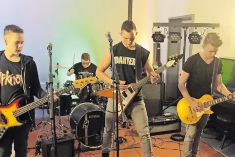 15 bis 20 Jahre jung sind die Mitglieder der Band 10 Wks L8er (von links): Christian Krutsch, Johannes Fröbel, Jonas Fröbel und 