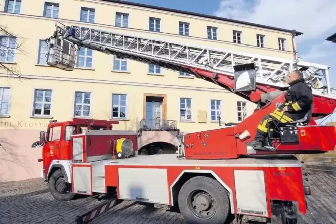 Die Verbandsgemeinde mietet die Drehleiter, um Hotelgäste retten zu können, falls es im Hotel Kloster Hornbach brennt. Allerding