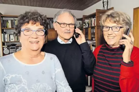 Oft am Telefon, um zu organisieren: (von links) Elisabeth und Wilfried Habermehl sowie Ursula Dislich.