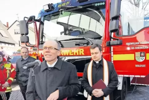 Beim Gebet: (von links) Waldsees Wehrführer Peter Klauß, Wehrleiter Michael Jaspers, Pfarrer Andreas Buchholz und Kaplan Thomas 