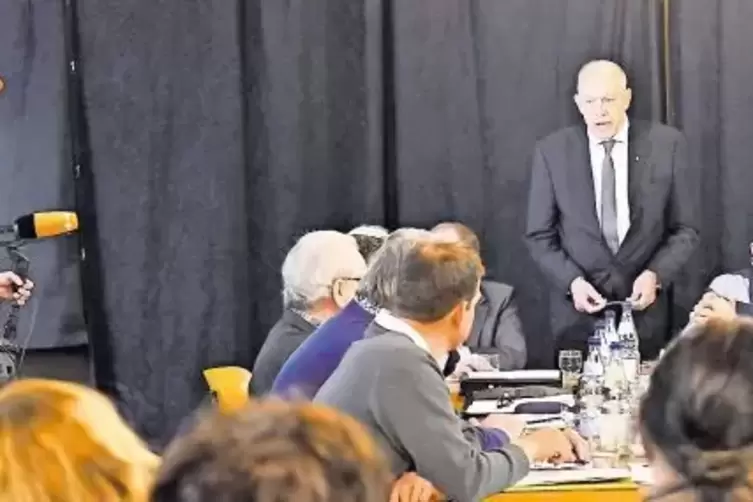 Großes Medieninteresse in Herxheim am Berg: Bürgermeister Georg Welker (stehend) stimmt den Rat auf die anstehende Entscheidung 