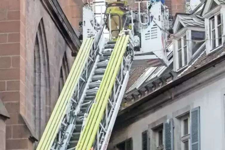 Nach dem Brand: Feuerwehrleute dichteten gestern das Dach des Hauses ab.