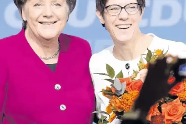 Umjubelt: Annegret Kramp-Karrenbauer nach ihrer Wahl zur Generalsekretärin mit Kanzlerin Angela Merkel.