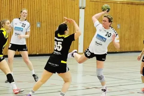 SV-Spielmacherin Katharina Koch (beim Wurf) auf dem Weg zu einem ihrer zehn Tore gegen die VTV Mundenheim. Foto: Moschel