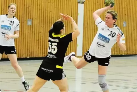 SV-Spielmacherin Katharina Koch (beim Wurf) auf dem Weg zu einem ihrer zehn Tore gegen die VTV Mundenheim. Foto: Moschel
